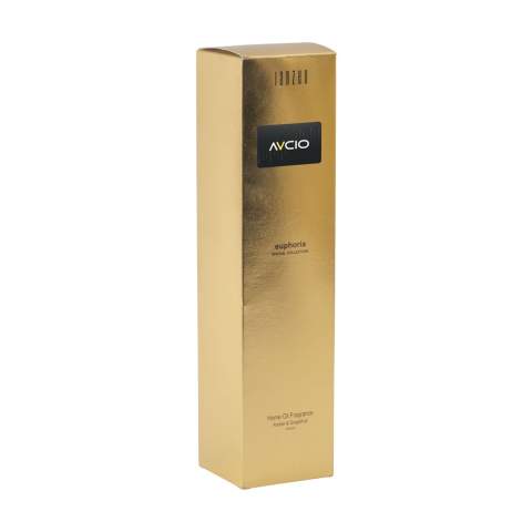Geurstokjes van het merk Janzen, in de geur Euphoria. Via de speciale houten stokjes krijgt je favoriete parfum de kans zich te verspreiden door het huis. Geschikt voor elke gewenste kamer: van slaapkamer tot toilet, van kantoor tot keuken. Bepaal met het aantal stokjes zelf de geurintensiteit. Verschillende werelden komen samen in dit rijke aromatische parfum. Laat je verleiden en de warme amber je meenemen op een Oosterse reis. Een spectaculaire combinatie met de zuiverende en verhelderende werking van bitterzoete grapefruit. Samengebundeld met zachte noten van mint, rabarber en viooltjes. Dit flacon van glas is gevuld met 200 ml parfumolie en wordt geleverd inclusief stokjes. Per set in een geschenkdoos. Per set in doos.