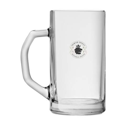 Großer Bierkrug aus Klarglas. Gerades Modell mit einem großzügigen Henkel. Geeignet für Restaurants und für Events. Auch für eine auffällige Werbung während der Volksfeste. Ein Bierkrug  der einiges aushält.. Fassungsvermögen 490 ml. Made in Europe.