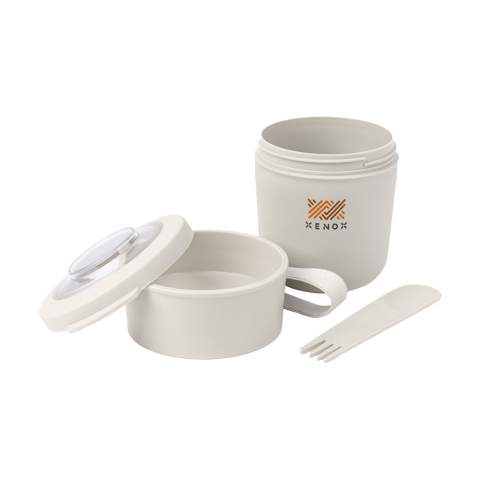 Récipient à aliments en plastique PP de la marque Amuse. Une torsion sépare les deux compartiments. Le compartiment supérieur peut être fermé par un couvercle en Tritan transparent et anti-fuite et a une capacité d'environ 150 ml pour des fruits ou du muesli. Le compartiment inférieur, d'une capacité de 450 ml, est assez grand pour une généreuse portion de yaourt ou de fromage blanc. Idéal pour conserver ou transporter un déjeuner ou un en-cas, ce foodjar est livré avec une fourchette et une cuillère en plastique et un élastique. Sans BPA. Convient au micro-ondes (sans couvercle), au congélateur et au lave-vaisselle jusqu'à 65°C. Le lavage à la main est recommandé pour préserver l’impression. Capacité 600 ml. Fabriqué en Belgique. Optionnel : Chaque article peut être fourni dans une boite individuelle en papier kraft marron.