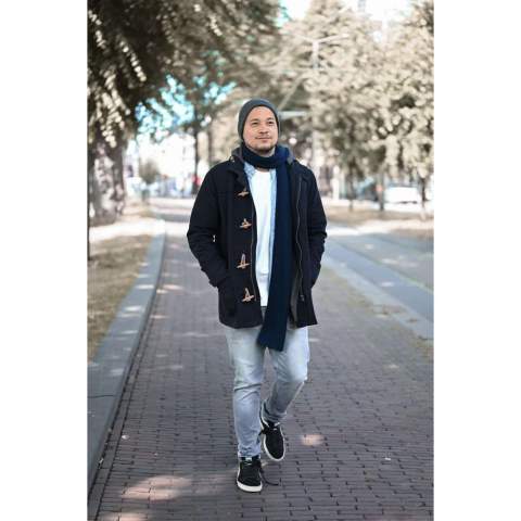 Heerlijk warm voor de winter, maar ook perfect te combineren met je dagelijkse outfit in de herfst of lente. Deze populaire muts is gemaakt van stevig gebreid acryl en biedt zowel comfort als stijl.
