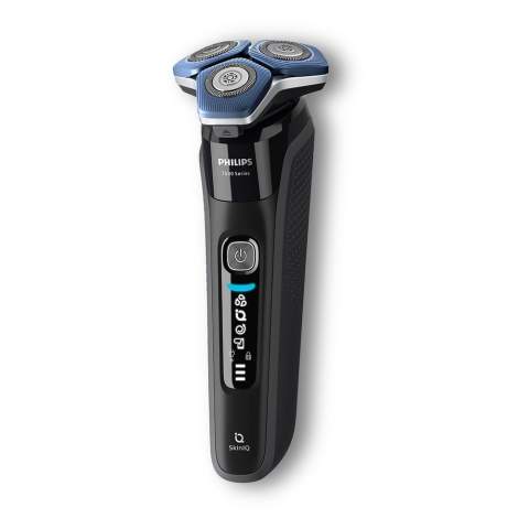 Der Philips Series 7000 rasiert mühelos über Ihre Haut, selbst nach drei Tagen Bartwuchs, und entfernt jedes Haar gründlich. Für optimalen Hautschutz ist der Rasierer mit der fortschrittlichen SkinIQ-Technologie ausgestattet, die Ihre Haut erkennt, sich anpasst und die Bewegung korrigiert. Dies reduziert die Reibung und minimiert Irritationen dank der Schutzschicht aus bis zu 250.000 Mikrotech-Perlen pro Quadratzentimeter zwischen den Scherköpfen und Ihrer Haut, was die Rasur um 30 % einfacher macht. Die SteelPrecision-Klingen machen bis zu 90.000 Schnitte pro Minute und sorgen so für eine gründliche Rasur mit mehr Haaren pro Zug. Die 45 selbstschärfenden, hochwertigen Klingen werden in Europa hergestellt. Die Bewegungserkennungs-Technologie hilft Ihnen, Ihre Rasurtechnik zu verbessern, so dass Sie nach drei Rasuren eine effizientere Technik und weniger Züge entwickeln. Um Ihr Rasiererlebnis zu verbessern, können Sie Ihren Rasierer mit der Philips GroomTribe App koppeln, die Ihren Rasierfortschritt nach jeder Rasur verfolgt. Um die Nachhaltigkeit zu fördern, wird das Gerät mit einem USB-C-Ladekabel, aber ohne Adapter geliefert.