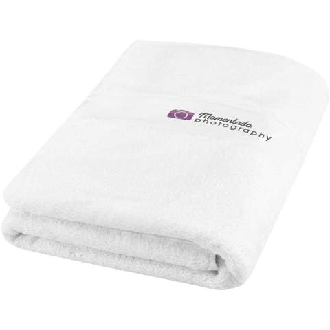 Hoogwaardige en duurzame handdoek van 450 g/m² die heerlijk dik, zijdeachtig en superzacht is voor de huid. Dit artikel is gecertificeerd volgens STANDARD 100 door OEKO-TEX®. Dit garandeert dat het textielproduct is vervaardigd met behulp van duurzame processen onder milieuvriendelijke en maatschappelijk verantwoorde arbeidsomstandigheden en vrij is van schadelijke chemicaliën of synthetische materialen. Verkrijgbaar in een verscheidenheid aan prachtige kleuren om elke huis- of hotelbadkamer te verfijnen. De handdoek is geverfd met een waterloos verfproces dat de vraag naar zoetwater vermindert en de grote hoeveelheden vervuild water voorkomt die typisch zijn voor verfprocessen op waterbasis. Grootte van de handdoek: 70 x 140 cm. Gemaakt in Europa. 