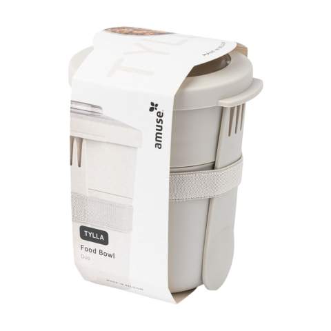 Récipient à aliments en plastique PP de la marque Amuse. Une torsion sépare les deux compartiments. Le compartiment supérieur peut être fermé par un couvercle en Tritan transparent et anti-fuite et a une capacité d'environ 150 ml pour des fruits ou du muesli. Le compartiment inférieur, d'une capacité de 450 ml, est assez grand pour une généreuse portion de yaourt ou de fromage blanc. Idéal pour conserver ou transporter un déjeuner ou un en-cas, ce foodjar est livré avec une fourchette et une cuillère en plastique et un élastique. Sans BPA. Convient au micro-ondes (sans couvercle), au congélateur et au lave-vaisselle jusqu'à 65°C. Le lavage à la main est recommandé pour préserver l’impression. Capacité 600 ml. Fabriqué en Belgique. Optionnel : Chaque article peut être fourni dans une boite individuelle en papier kraft marron.