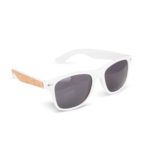Rehaussez votre look avec nos lunettes de soleil Wayfarer avec une touche de nature. Fabriquées avec une monture en PC 100 % recyclé et une élégante incrustation en liège, elles redéfinissent l'éco-chic. Le style rencontre le développement durable - ornez vos yeux de manière responsable. Le polycarbonate (PC) est hautement durable. Il s'agit d'un plastique dur qui a une longue durée de vie. Il peut également être chauffé, puis remodelé et réutilisé, ce qui le rend recyclable.