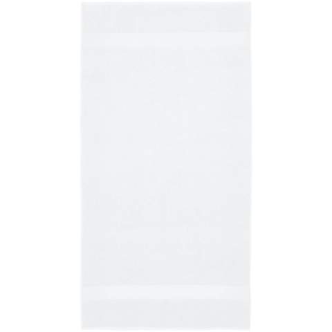 Hoogwaardige en duurzame handdoek van 450 g/m² die heerlijk dik, zijdeachtig en superzacht is voor de huid. Dit artikel is gecertificeerd volgens STANDARD 100 door OEKO-TEX®. Dit garandeert dat het textielproduct is vervaardigd met behulp van duurzame processen onder milieuvriendelijke en maatschappelijk verantwoorde arbeidsomstandigheden en vrij is van schadelijke chemicaliën of synthetische materialen. Verkrijgbaar in een verscheidenheid aan prachtige kleuren om elke huis- of hotelbadkamer te verfijnen. De handdoek is geverfd met een waterloos verfproces dat de vraag naar zoetwater vermindert en de grote hoeveelheden vervuild water voorkomt die typisch zijn voor verfprocessen op waterbasis. Grootte van de handdoek: 70 x 140 cm. Gemaakt in Europa. 