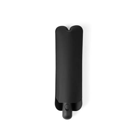 Parapluie anti-tempête de 21 pouces, élégant et moderne, qui vous gardera au sec même les jours de pluie les plus intenses. Sa taille compacte en fait le compagnon idéal pour les déplacements. Fabriqué en tissu pongé RPET 190T de première qualité, il offre une excellente protection contre la pluie tout en affichant un design élégant. Conçu avec un manche en métal et une armature en fibre de verre, ce parapluie garantit résistance et durabilité pour les conditions météorologiques difficiles. La poignée minimaliste en plastique ABS, avec une finition confortable en caoutchouc, ajoute une touche contemporaine et une prise en main sûre. Le système d'ouverture automatique et de fermeture manuelle facilite l'utilisation. Doté de la technologie de traçage AWARE™, ce parapluie confirme l'utilisation authentique de matériaux recyclés, soulignant ainsi notre engagement en faveur d'un approvisionnement responsable.<br /><br />UmbrellaMechanism: Ouvrir automatiquement, fermer manuellement<br />IsStormproof: true