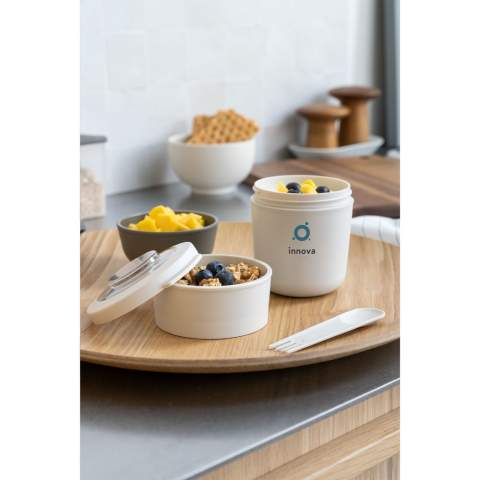 Récipient à aliments en plastique PP de la marque Amuse. Une torsion sépare les deux compartiments. Le compartiment supérieur peut être fermé par un couvercle en Tritan transparent et anti-fuite et a une capacité d'environ 150 ml pour des fruits ou du muesli. Le compartiment inférieur, d'une capacité de 450 ml, est assez grand pour une généreuse portion de yaourt ou de fromage blanc. Idéal pour conserver ou transporter un déjeuner ou un en-cas, ce foodjar est livré avec une fourchette et une cuillère en plastique et un élastique. Sans BPA. Convient au micro-ondes (sans couvercle), au congélateur et au lave-vaisselle jusqu'à 65°C. Le lavage à la main est recommandé pour préserver l’impression. Capacité 600 ml. Fabriqué en Belgique. Optionnel : Chaque article peut être fourni dans une boite individuelle en papier kraft marron.