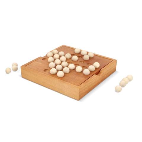 Dieses hölzerne Murmel-Solitär-Set bietet eine fesselnde Herausforderung für Spieler aller Fähigkeitsstufen. Spielen Sie allein oder abwechselnd mit anderen, indem Sie strategisch so viele Steine wie möglich entfernen, indem Sie einen über den anderen springen lassen. Die Box verwandelt sich clever von einer Aufbewahrungslösung in ein Spielfeld.