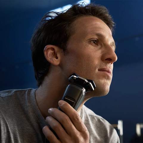 Der Philips Series 7000 rasiert mühelos über Ihre Haut, selbst nach drei Tagen Bartwuchs, und entfernt jedes Haar gründlich. Für optimalen Hautschutz ist der Rasierer mit der fortschrittlichen SkinIQ-Technologie ausgestattet, die Ihre Haut erkennt, sich anpasst und die Bewegung korrigiert. Dies reduziert die Reibung und minimiert Irritationen dank der Schutzschicht aus bis zu 250.000 Mikrotech-Perlen pro Quadratzentimeter zwischen den Scherköpfen und Ihrer Haut, was die Rasur um 30 % einfacher macht. Die SteelPrecision-Klingen machen bis zu 90.000 Schnitte pro Minute und sorgen so für eine gründliche Rasur mit mehr Haaren pro Zug. Die 45 selbstschärfenden, hochwertigen Klingen werden in Europa hergestellt. Die Bewegungserkennungs-Technologie hilft Ihnen, Ihre Rasurtechnik zu verbessern, so dass Sie nach drei Rasuren eine effizientere Technik und weniger Züge entwickeln. Um Ihr Rasiererlebnis zu verbessern, können Sie Ihren Rasierer mit der Philips GroomTribe App koppeln, die Ihren Rasierfortschritt nach jeder Rasur verfolgt. Um die Nachhaltigkeit zu fördern, wird das Gerät mit einem USB-C-Ladekabel, aber ohne Adapter geliefert.