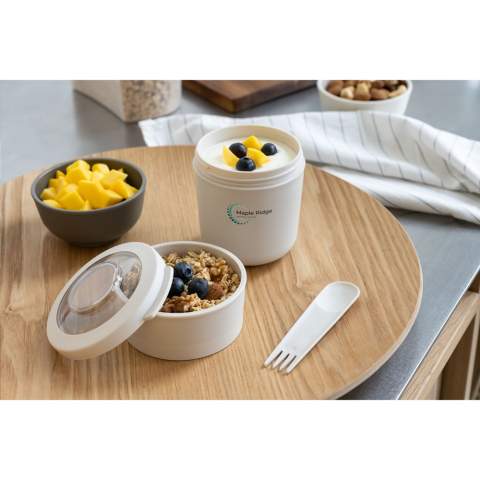 Récipient à aliments en plastique PP de la marque Amuse. Une torsion sépare les deux compartiments. Le compartiment supérieur peut être fermé par un couvercle en Tritan transparent et anti-fuite et a une capacité d'environ 150 ml pour des fruits ou du muesli. Le compartiment inférieur, d'une capacité de 450 ml, est assez grand pour une généreuse portion de yaourt ou de fromage blanc. Idéal pour conserver ou transporter un déjeuner ou un en-cas, ce foodjar est livré avec une fourchette et une cuillère en plastique et un élastique. Sans BPA. Convient au micro-ondes (sans couvercle), au congélateur et au lave-vaisselle jusqu'à 65°C. Le lavage à la main est recommandé pour préserver l’impression. Capacité 600 ml. Fabriqué en Belgique. Optionnel : Chaque article peut être fourni dans une boite individuelle en papier kraft marron.