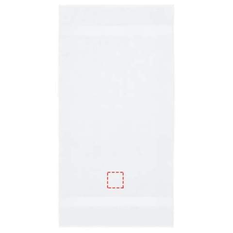 Hoogwaardige en duurzame handdoek van 450 g/m² die heerlijk dik, zijdeachtig en superzacht is voor de huid. Dit artikel is gecertificeerd volgens STANDARD 100 door OEKO-TEX®. Dit garandeert dat het textielproduct is vervaardigd met behulp van duurzame processen onder milieuvriendelijke en maatschappelijk verantwoorde arbeidsomstandigheden en vrij is van schadelijke chemicaliën of synthetische materialen. Verkrijgbaar in een verscheidenheid aan prachtige kleuren om elke huis- of hotelbadkamer te verfijnen. De handdoek is geverfd met een waterloos verfproces dat de vraag naar zoetwater vermindert en de grote hoeveelheden vervuild water voorkomt die typisch zijn voor verfprocessen op waterbasis. Grootte van de handdoek: 70 x 140 cm. Gemaakt in Europa. 