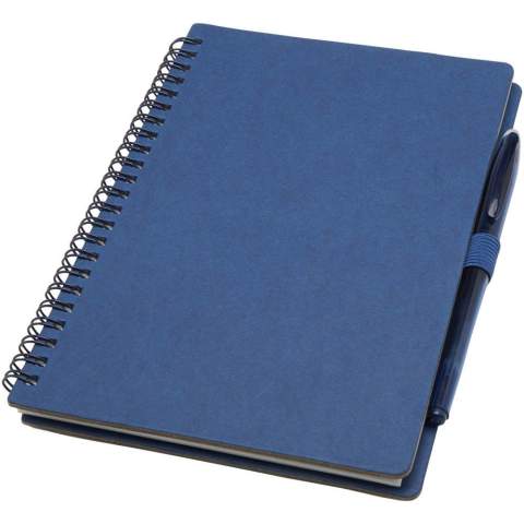 Herbruikbaar A5 notitieboek met steenpapier, harde kaft en pennenset. Het notitieboek heeft een kaft van karton, afgeronde hoeken en 32 vellen gelinieerd papier van 120 g/m². Steenpapier is 100% boomvrij en het productieproces verbruikt minder energie in vergelijking met gerecycled of nieuw pulppapier. Aan de achterkant zit een vakje om een zwart poetsdoekje in op te bergen (meegeleverd). Uitwisbare pen van gerecycled plastic met een transparante houder, witte gum bovenop en een effen gekleurde grip. Inktkleur: zwart. Schrijflengte: 250 meter. Stiftmaat: 0,7 mm.