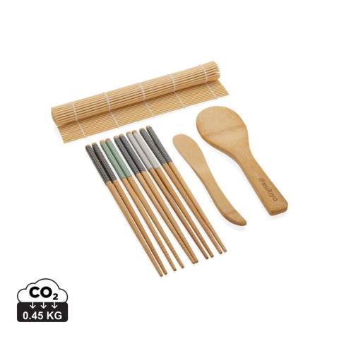 Set de préparation à sushis 8pcs Ukiyo pour faire du roulage de sushi un jeu d'enfant. Le kit est composé d'un tapis à sushi en bambou, d'une cuillère à riz, d'un couteau en bambou et de 5 jeux de baguettes. Emballé dans une boîte cadeau kraft.