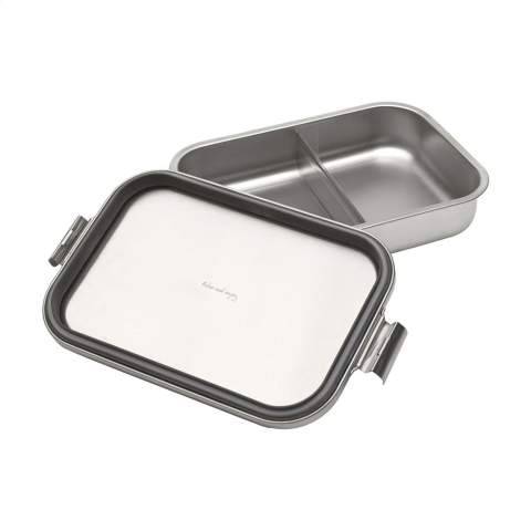 Lunchbox van het merk Brabantia van hoogwaardig RVS met uitneembare verdeler. Houd je boterhammen, wraps en broodjes netjes gescheiden. De herbruikbare lunchverpakking heeft een veilige klliksluiting en een luchtdichte sluiting, zodat je lunch langer vers blijft. Geschikt voor de oven (zonder deksel), diepvries en vaatwasmachinebestendig. Gemaakt van 55% gerecycled materiaal. 100% recyclebaar. Met 5 jaar fabrieksgarantie. Inhoud 2.000 ml.