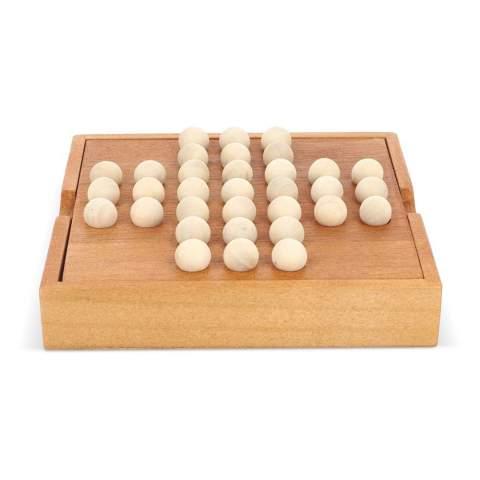 Dieses hölzerne Murmel-Solitär-Set bietet eine fesselnde Herausforderung für Spieler aller Fähigkeitsstufen. Spielen Sie allein oder abwechselnd mit anderen, indem Sie strategisch so viele Steine wie möglich entfernen, indem Sie einen über den anderen springen lassen. Die Box verwandelt sich clever von einer Aufbewahrungslösung in ein Spielfeld.