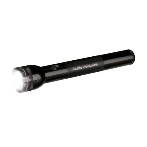Grande lampe torche en aluminium de qualité avec faisceau LED lumineux puissant. Fabriqué en aluminium spécial aviation, anti-choc. Faisceau lumineux puissant allant jusqu'à 412 mètres. 168 lumen. Peut fonctionner jusqu'à 80h sur 3 piles. Livrée sans les 3 piles D-Cell. Ceux-ci sont disponible séparément (nr. 0927). Dim. Ø 5,5 x 32 cm. Avec une garantie MagLite à vie. Par pièce dans une boîte.