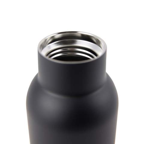 Die Ciro RCS recycelte Vakuumflasche ist eine elegante und funktionell gestaltete Thermosflasche. Sie hat einen Deckel aus Akazienholz mit einer Metallschlaufe, durch die die Flasche leicht zu tragen ist, wenn Sie unterwegs sind. Akazienholz ist ein organisches Material, bei dem Abweichungen in Farbton und Farbe natürliche Merkmale sind. Die doppelwandige Vakuumkonstruktion aus recyceltem Edelstahl sorgt dafür, dass die Flasche die Temperatur sowohl von heißen als auch von kalten Getränken lange Zeit aufrechterhält. Die RCS (Recycled Claim Standard) Zertifizierung garantiert, dass die gesamte Lieferkette der recycelten Materialien zertifiziert ist. Der Gesamtanteil an recyceltem Material wird auf das Gesamtgewicht des Produkts bezogen. Dieses Produkt enthält 69% RSC-zertifiziert recycelten Edelstahl. Die Flasche ist leicht zu reinigen und sollte nur von Hand gereinigt werden. Inklusive FSC®-zertifizierter Kraftverpackung.<br /><br />HoursHot: 5<br />HoursCold: 15