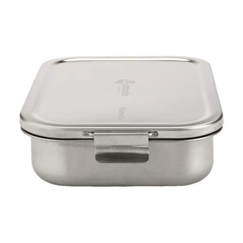 Lunchbox van het merk Brabantia van hoogwaardig RVS met uitneembare verdeler. Houd je boterhammen, wraps en broodjes netjes gescheiden. De herbruikbare lunchverpakking heeft een veilige klliksluiting en een luchtdichte sluiting, zodat je lunch langer vers blijft. Geschikt voor de oven (zonder deksel), diepvries en vaatwasmachinebestendig. Gemaakt van 55% gerecycled materiaal. 100% recyclebaar. Met 5 jaar fabrieksgarantie. Inhoud 2.000 ml.
