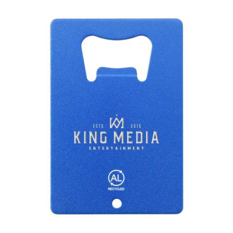 WoW! Flesopener van 100% gerecycled aluminium. De opener heeft het prettige formaat van een creditcard en is gemakkelijk aan een sleutelring te bevestigen. GRS-gecertificeerd.    Aluminium kan oneindig vaak gerecycled worden terwijl de kwaliteit van het materiaal behouden blijft. Door het gebruik van gerecycled aluminium worden er minder nieuwe grondstoffen gebruikt tijdens de productie van dit product. Dit betekent minder energieverbruik en minder gebruik van water.