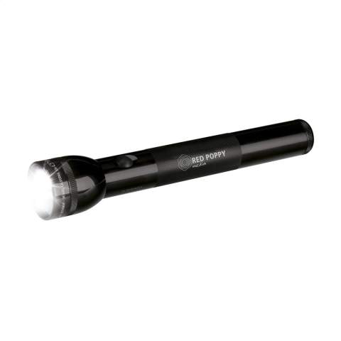 Grande lampe torche en aluminium de qualité avec faisceau LED lumineux puissant. Fabriqué en aluminium spécial aviation, anti-choc. Faisceau lumineux puissant allant jusqu'à 412 mètres. 168 lumen. Peut fonctionner jusqu'à 80h sur 3 piles. Livrée sans les 3 piles D-Cell. Ceux-ci sont disponible séparément (nr. 0927). Dim. Ø 5,5 x 32 cm. Avec une garantie MagLite à vie. Par pièce dans une boîte.