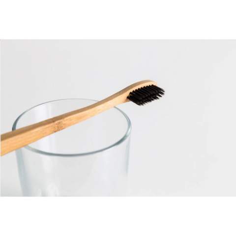 WoW! Deze tandenborstel is gemaakt van bamboe. Met meer dan een miljard tandenborstels die elk jaar worden weggegooid en eindigen in oceanen en op stortplaatsen, zijn deze bamboe borstels een geweldig alternatief voor de typische plastic versie. Bamboe is hernieuwbaar en biologisch afbreekbaar. Poets je tanden op een duurzame manier.  De bamboe tandenborstel is industrieel composteerbaar. Per stuk in kraft doos.