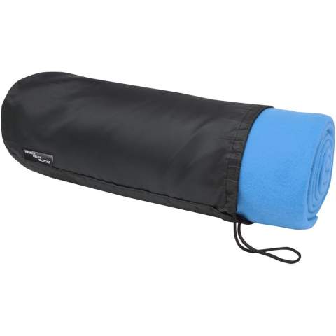 GRS gecertificeerd RPET polair fleece deken geschikt voor binnen en buiten. Geleverd met een 190T RPET-draagtas met trekkoordsluiting. Verpakt in een gerecyclede polybag. Afmetingen zak: lengte 34 cm, diameter 13 cm.