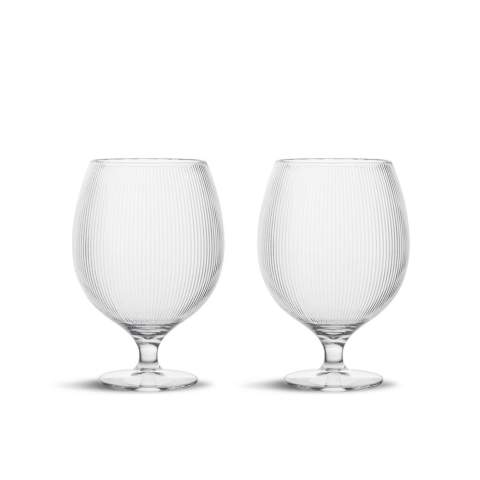 Billi bierglas heeft een uniek karakteristiek ontwerp dat Sagaform op een duidelijke manier vertegenwoordigt. Met de kenmerkende, ronde kom versierd met strepen en de lage voet is dit bierglas zowel mooi als functioneel. De praktische, stapelbare en doordachte vorm maakt het glas perfect om te gebruiken bij vele gelegenheden. Gemaakt van gerecycled PET (rPET). Elke verpakking bevat twee bierglazen van Sagaform, het perfecte cadeau voor iemand die alles al heeft. Ontworpen in Zweden door Studio Sagaform. De Billi-serie is geschikt voor temperaturen tot 50°C. Alleen handwas.  Afmeting ø10x14,5 cm 50 cl.
