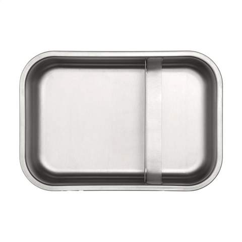 Lunchbox van het merk Brabantia van hoogwaardig RVS met uitneembare verdeler. Houd je boterhammen, wraps en broodjes netjes gescheiden. De herbruikbare lunchverpakking heeft een veilige klliksluiting en een luchtdichte sluiting, zodat je lunch langer vers blijft. Geschikt voor de oven (zonder deksel), diepvries en vaatwasmachinebestendig. Gemaakt van 55% gerecycled materiaal. 100% recyclebaar. Met 5 jaar fabrieksgarantie. Inhoud 2.000 ml.