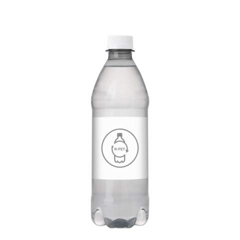 500 ml natural spring water in an R-PET bottle with screw cap. Kappe Farbe weiss.
