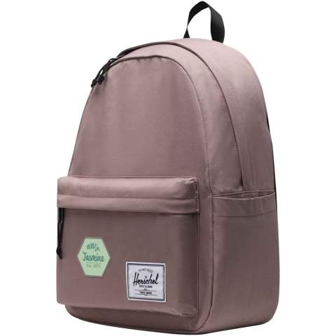 Préparez-vous pour votre prochaine escapade avec le sac à dos Herschel Classic™, offrant suffisamment d'espace pour tous vos effets personnels. Le sac à dos est conçu de manière experte avec des matériaux EcoSystem™, ce qui vous permet de partir à l'aventure en toute conscience. Le tissu 600D est magistralement fabriqué à partir de bouteilles d'eau post-consommation 100 % recyclées. À l'intérieur du sac à dos, vous découvrirez une housse flottante rembourrée, offrant un ajustement sûr pour votre ordinateur portable 15"/16". Les bretelles réglables et rembourrées assurent le confort pendant les longs trajets. Le sac à dos est conçu avec une poche séparée pour bouteille d'eau et une poche frontale, vous permettant de stocker facilement des objets plus petits. Avec une capacité volumineuse de 26 litres, le sac à dos Herschel Classic™ est le compagnon idéal pour toute aventure. 