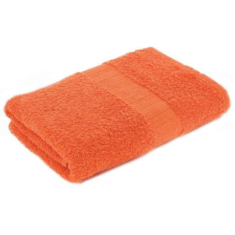 Sie möchten sich bei Ihren Handtüchern nicht auf eine Farbe festlegen? Kein Problem! Dieses 100 x 50 cm große Handtuch aus 100% ringgesponnener Baumwolle mit 360 gr/m², ist in vielen verschieden Farben erhältlich, also wählen Sie Ihre Favoriten und kombinieren Sie diese nach Lust und Laune! Das praktische, Öko-Tex zertifizierte Produkt mit einer 6 cm hohen Bordüre kann mit einem Stick oder Transferdruck veredelt werden und ist ein tolles Handtuch für den Alltag. Wählen Sie mit diesem wunderbar weichen Handtuch ein Produkt, was ihr Badezimmer aufpeppt!  