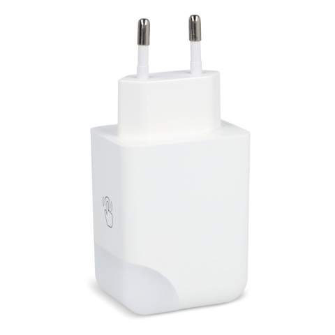 Dieses 65-W-GaN-Netzteil ist für das schnelle und effiziente Aufladen von Laptops, Tablets und Smartphones konzipiert. Er verfügt über einen USB-A-Anschluss mit bis zu 18 W Leistung und einen Typ-C-Anschluss mit bis zu 65 W Leistung. Wenn beide Anschlüsse gleichzeitig verwendet werden, bietet er eine maximale Leistung von 9 W pro Anschluss. Die intelligente Ladeanzeige zeigt nicht nur den Ladestatus an, sondern schaltet sich auch aus, sobald das Gerät vollständig aufgeladen ist, und kann durch Berühren manuell ausgeschaltet werden. Das kompakte und praktische Design macht es einfach zu benutzen.  Es ist aus feuerfestem, recyceltem Kunststoff hergestellt, der Sicherheit und Nachhaltigkeit gewährleistet. Egal, ob Sie zu Hause, im Büro oder unterwegs sind, dieser Adapter ist eine zuverlässige Stromversorgungslösung für alle Ihre Geräte.