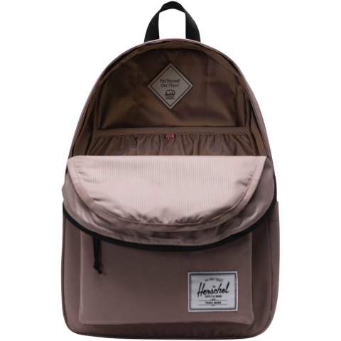 Préparez-vous pour votre prochaine escapade avec le sac à dos Herschel Classic™, offrant suffisamment d'espace pour tous vos effets personnels. Le sac à dos est conçu de manière experte avec des matériaux EcoSystem™, ce qui vous permet de partir à l'aventure en toute conscience. Le tissu 600D est magistralement fabriqué à partir de bouteilles d'eau post-consommation 100 % recyclées. À l'intérieur du sac à dos, vous découvrirez une housse flottante rembourrée, offrant un ajustement sûr pour votre ordinateur portable 15"/16". Les bretelles réglables et rembourrées assurent le confort pendant les longs trajets. Le sac à dos est conçu avec une poche séparée pour bouteille d'eau et une poche frontale, vous permettant de stocker facilement des objets plus petits. Avec une capacité volumineuse de 26 litres, le sac à dos Herschel Classic™ est le compagnon idéal pour toute aventure. 