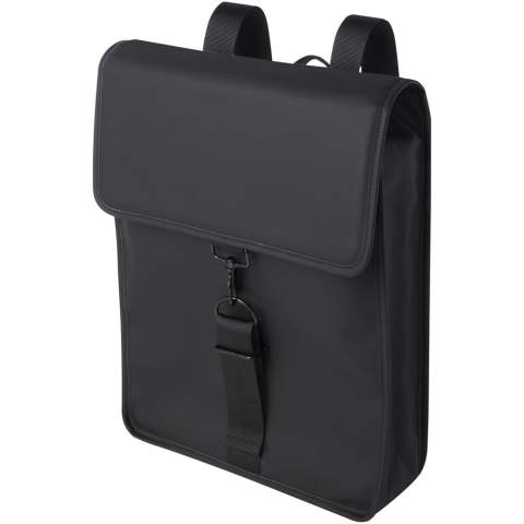 Le sac à dos Turner est conçu à partir de matériaux durables. L'extérieur est composé de 51 % de plastique PU recyclé GRS et la doublure est composée de 100 % de RPET recyclé GRS. Le sac à dos comporte un compartiment matelassé pour ordinateur portable de 15,6 pouces, une bande intérieure pour ranger une bouteille d'eau et une poche zippée pour les petits objets. Le compartiment principal s'ouvre et se ferme à l'aide de la boucle du fermoir. Ce sac à dos est fait pour durer et, grâce à son design classique et à ses matériaux robustes, il deviendra un favori.