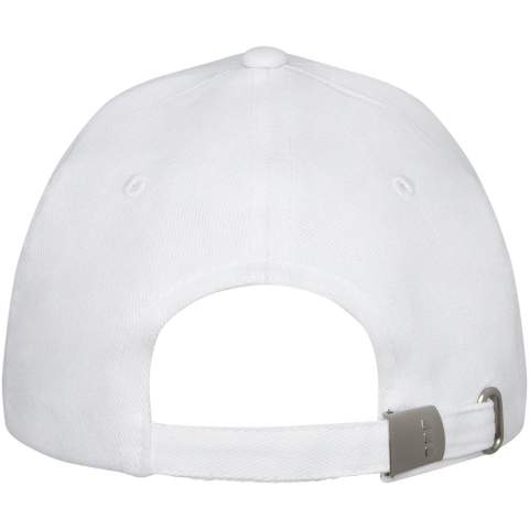 De Doyle 5 panel cap - een tijdloos ontwerp om je collectie hoofddeksels te verbeteren. Met zijn voorgebogen vizier combineert deze pet klassieke esthetiek met essentiële bescherming tegen de zon. De geborduurde oogjes van de pet bieden optimale ventilatie, zodat je koel en rustig blijft tijdens buitenactiviteiten. Ontworpen voor een comfortabele pasvorm met een hoofdomtrek van 58 cm. De metalen gespsluiting kan moeiteloos worden versteld, voor de perfecte pasvorm.Gemaakt van 260 g/m² zwaar geborsteld katoenen twill.