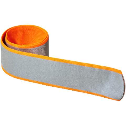 Dieses Slap Wrap ist mit einer Textilfolie überzogen und in verschiedenen frischen Farben erhältlich. Slap Wraps bieten eine 360°-Sichtbarkeit bei Dunkelheit und sind ideal für die Übermittlung von Werbebotschaften. Durch die Verwendung dieser zertifizierten Slap Wraps machen Sie die Verkehrssicherheit zu einem Merkmal Ihrer Marke. Ein Slap Wrap ist ein länglicher Reflektor mit einer speziell entwickelten, eingeschweißten Feder im Inneren. Mit einem leichten Schlag lässt er sich leicht um den Arm oder Knöchel wickeln. Erhältlich in verschiedenen Farben. Die Materialien wurden gemäß der SVHC (Substances of Very High Concern) REACH-Kandidatenliste getestet und sind frei von Phthalaten. Die Slap Wraps sind CE-geprüft und zugelassen nach EN 17353 Typ B 2. Wird mit einem Informationsblatt geliefert.