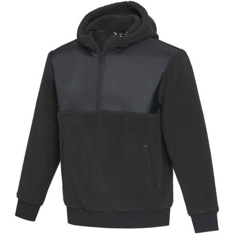 De Evans sherpa fleece is gemaakt van GRS gerecycled polyester, met een contraststof van 100% GRS gerecycled nylon, voor een modern tintje en minder impact op het milieu. Dit fleecejack heeft een iets oversized pasvorm voor een relaxte look. De 1/4 rits middenvoor, compleet met capuchon, biedt bedekking op maat voor veranderende weersomstandigheden. Of je nu het buitenleven verkent of gewoon lekker thuis zit, de Evans unisex sherpa fleece belooft ongeëvenaard comfort en moderne stijl.