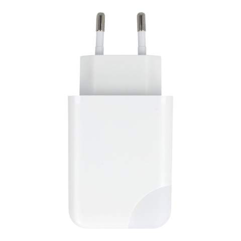 Dieses 65-W-GaN-Netzteil ist für das schnelle und effiziente Aufladen von Laptops, Tablets und Smartphones konzipiert. Er verfügt über einen USB-A-Anschluss mit bis zu 18 W Leistung und einen Typ-C-Anschluss mit bis zu 65 W Leistung. Wenn beide Anschlüsse gleichzeitig verwendet werden, bietet er eine maximale Leistung von 9 W pro Anschluss. Die intelligente Ladeanzeige zeigt nicht nur den Ladestatus an, sondern schaltet sich auch aus, sobald das Gerät vollständig aufgeladen ist, und kann durch Berühren manuell ausgeschaltet werden. Das kompakte und praktische Design macht es einfach zu benutzen.  Es ist aus feuerfestem, recyceltem Kunststoff hergestellt, der Sicherheit und Nachhaltigkeit gewährleistet. Egal, ob Sie zu Hause, im Büro oder unterwegs sind, dieser Adapter ist eine zuverlässige Stromversorgungslösung für alle Ihre Geräte.