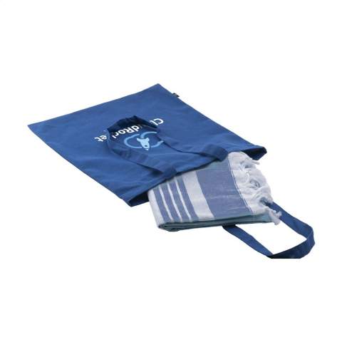 Célébrez l'été avec cet ensemble incroyablement amusant : • Serviette Oxious Hamam Promo douce, dim. 170 x 100 cm • sac pratique en coton recyclé certifié GRS. Un bel ensemble promotionnel pour les clients, les visiteurs et le personnel. Rendez cet ensemble encore plus personnel avec un nom, une citation ou un logo imprimé sur les produits individuels. La serviette est livrée dans le sac.