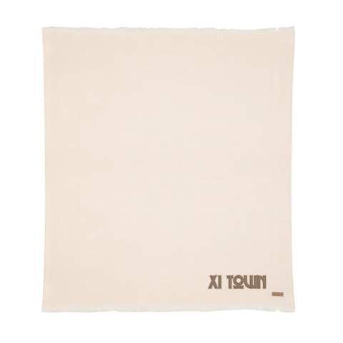Couverture 130x150cm Ukiyo Aware™ Polylana® tissée avec des bords frangés. Gardez-la sur votre canapé pour des soirées cinéma douillettes ou sur votre lit pour un beau look. Avec le traceur AWARE™ qui valide l'utilisation authentique de matériaux recyclés. 2 % du produit de la vente de chaque produit contenant AWARE™ sera reversé à Water.org.