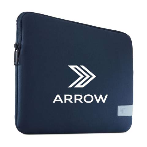 Housse robuste de Case Logic pour ordinateur portable 13 pouces. Cette fine housse en polyester est fabriquée à partir de mousse à mémoire de forme haut de gamme (6 mm d'épaisseur), elle offre ainsi une protection optimale. La doublure intérieure douce et moelleuse protège l'ordinateur portable des rayures. La housse possède une ouverture pratique asymétrique avec fermeture éclair.
