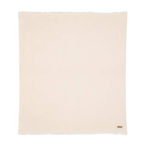 Couverture 130x150cm Ukiyo Aware™ Polylana® tissée avec des bords frangés. Gardez-la sur votre canapé pour des soirées cinéma douillettes ou sur votre lit pour un beau look. Avec le traceur AWARE™ qui valide l'utilisation authentique de matériaux recyclés. 2 % du produit de la vente de chaque produit contenant AWARE™ sera reversé à Water.org.
