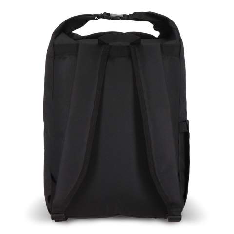Ce sac à dos pratique est fabriqué en PET recyclé. Il est doté de bretelles réglables et rembourrées, d'une poignée supérieure et d'une poche frontale zippée, idéale pour les petits accessoires. La poche latérale est idéale pour une bouteille d'eau ou un parapluie.