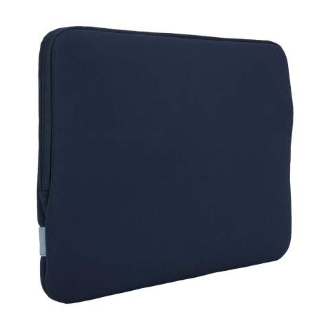 Housse robuste de Case Logic pour ordinateur portable 13 pouces. Cette fine housse en polyester est fabriquée à partir de mousse à mémoire de forme haut de gamme (6 mm d'épaisseur), elle offre ainsi une protection optimale. La doublure intérieure douce et moelleuse protège l'ordinateur portable des rayures. La housse possède une ouverture pratique asymétrique avec fermeture éclair.
