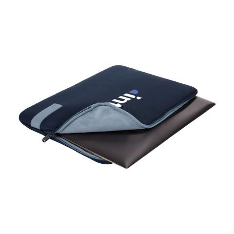 Housse robuste de Case Logic pour ordinateur portable 13 pouces. Cette fine housse en polyester est fabriquée à partir de mousse à mémoire de forme haut de gamme (6 mm d'épaisseur), elle offre ainsi une protection optimale. La doublure intérieure douce et moelleuse protège l'ordinateur portable des rayures. La housse possède une ouverture pratique asymétrique avec fermeture éclair.