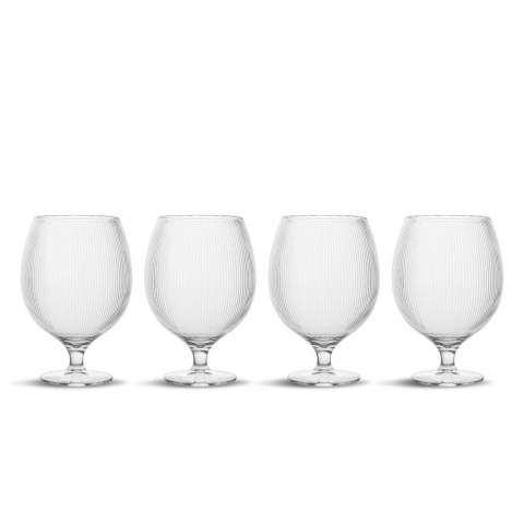 Le verre à bière Billi a un design caractéristique unique qui représente Sagaform de manière évidente. Avec son bol arrondi orné de rayures et son pied bas, ce verre à bière est à la fois beau et fonctionnel. Sa forme pratique, empilable et bien pensée en fait un verre parfait pour de nombreuses occasions. Fabriqué en PET recyclé (rPET). Chaque paquet contient quatre verres à bière de Sagaform, le cadeau idéal pour quelqu'un qui a déjà tout. Conçu en Suède par Studio Sagaform. La gamme Billi est adaptée à des températures allant jusqu'à 50°C. Lavage à la main uniquement.  Taille ø10x14,5 cm 50 cl.