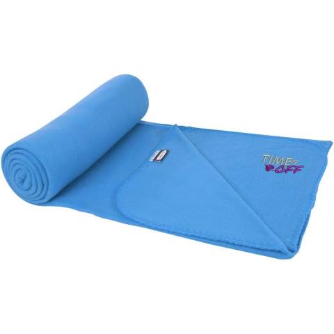 GRS gecertificeerd RPET polair fleece deken geschikt voor binnen en buiten. Geleverd met een 190T RPET-draagtas met trekkoordsluiting. Verpakt in een gerecyclede polybag. Afmetingen zak: lengte 34 cm, diameter 13 cm.