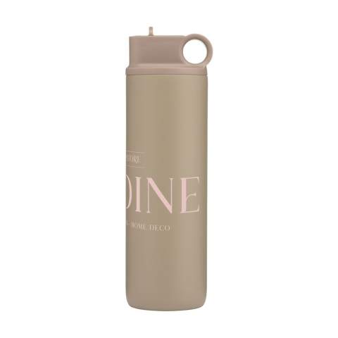 WoW! Doppelwandige, auslaufsichere Wasserflasche/Thermosflasche aus recyceltem Edelstahl. Mit einer wunderschönen Beschichtung versehen. Die elegante Flasche verfügt über einen farblich passenden Schraubverschluss, ein ausklappbares Mundstück und einen verschließbaren Strohhalm. Der praktische Tragering erleichtert das Mitnehmen der Flasche. Geeignet für Kaltgetränke und ideal zur Verwendung bei sportlichen Aktivitäten. Nicht spülmaschinengeeignet. RCS-zertifiziert. Gesamtes recyceltes Material: 87%. Fassungsvermögen 800 ml.     Edelstahl kann viele Male recycelt werden – die Qualität des Materials bleibt dabei weitgehend erhalten. Durch die Verwendung von recyceltem Edelstahl kommt eine geringere Menge an neuen Rohstoffen zum Einsatz. Das bedeutet weniger Energieverbrauch und weniger Wasserverbrauch.