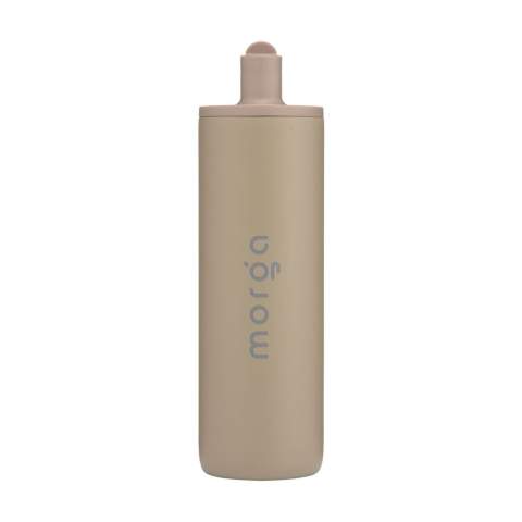 WoW! Doppelwandige, auslaufsichere Wasserflasche/Thermosflasche aus recyceltem Edelstahl. Mit einer wunderschönen Beschichtung versehen. Die elegante Flasche verfügt über einen farblich passenden Schraubverschluss, ein ausklappbares Mundstück und einen verschließbaren Strohhalm. Der praktische Tragering erleichtert das Mitnehmen der Flasche. Geeignet für Kaltgetränke und ideal zur Verwendung bei sportlichen Aktivitäten. Nicht spülmaschinengeeignet. RCS-zertifiziert. Gesamtes recyceltes Material: 87%. Fassungsvermögen 800 ml.     Edelstahl kann viele Male recycelt werden – die Qualität des Materials bleibt dabei weitgehend erhalten. Durch die Verwendung von recyceltem Edelstahl kommt eine geringere Menge an neuen Rohstoffen zum Einsatz. Das bedeutet weniger Energieverbrauch und weniger Wasserverbrauch.