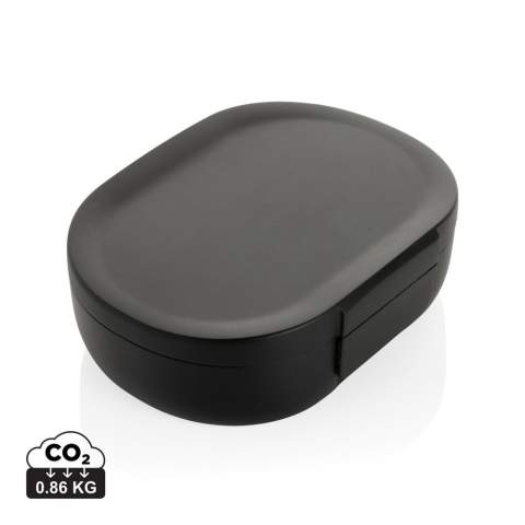 Wir stellen die Atlas RCS Recycled Plastic Lunchbox vor - umweltfreundlich, und mit 700ml Fassungsvermögen perfekt für Ihre Mahlzeiten unterwegs! Fangen Sie noch heute an, aus umweltfreundlicheren Lunchboxen zu essen. Sie wird aus RCS-zertifiziert (Recycled Claim Standard) recycelten Materialien hergestellt, da so eine vollständig zertifizierte Lieferkette für recycelte Materialien gewährleistet wird. Mit einem Gesamtanteil an recyceltem Material von 62%, bezogen auf das Gesamtgewicht des Artikels, ist sie umweltfreundlich und BPA-frei. Dank der FSC®-zertifizierten Kraftverpackung können Sie die Box sogar als Telefonhalter, Stifthalter oder Blumentopf umfunktionieren!